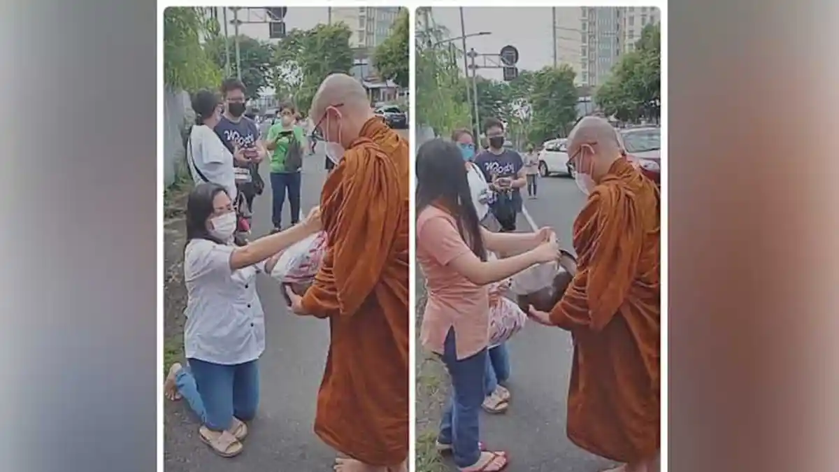 BREAKING NEWS, Hari Raya Waisak, Umat Vihara Dhammadipa Manado Beri Makanan kepada Bikhu