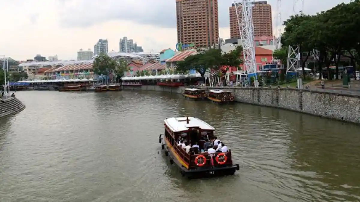 Asyiknya Menyusuri Sungai di Singapura Dengan Perahu Kayu