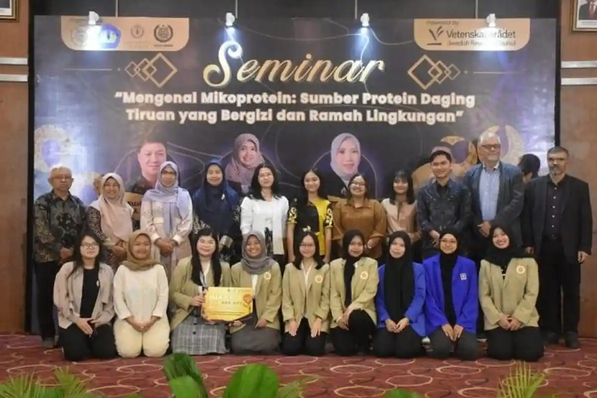 Delegasi Mahasiswa Unila Raih Juara 3 Lomba Esai Nasional Inovasi Produk Berbasis Mikoprotein