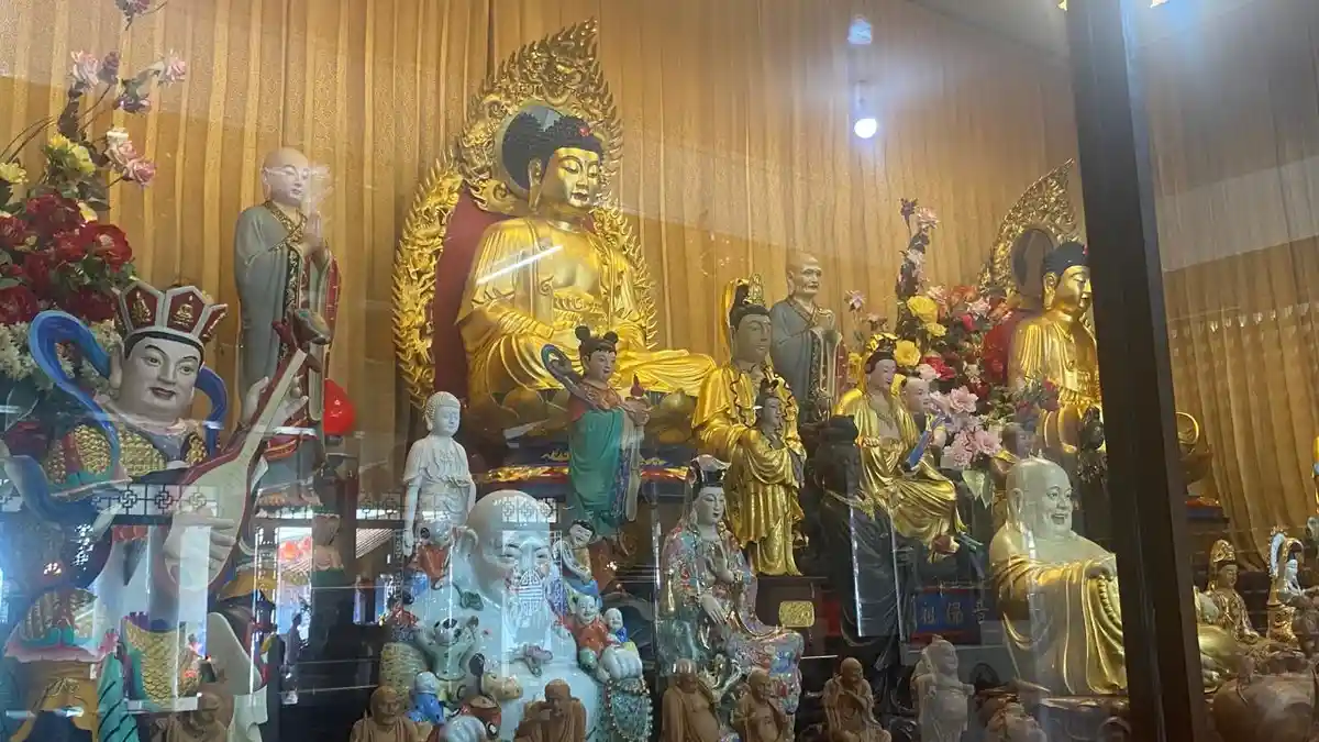 Umat Buddha di Siantar Rayakan Imlek di Vihara Avalokitesvara yang Ikonik dengan Patung Dewi Kwan Im