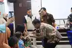 Wali-Kota-Binjai-Amir-Hamzah-saat-menyuapi-balita-di-Puskesmas-Binjai.jpg