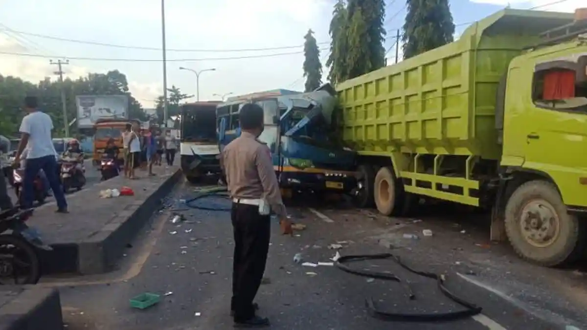 Kecelakaan Beruntun Libatkan 2 Dump Truk dan 2 Bus di Jalinsum Natar, Sopir Dump Truk Kabur