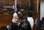 Susi Peluk Putri Candrawathi Sebelum Bersaksi