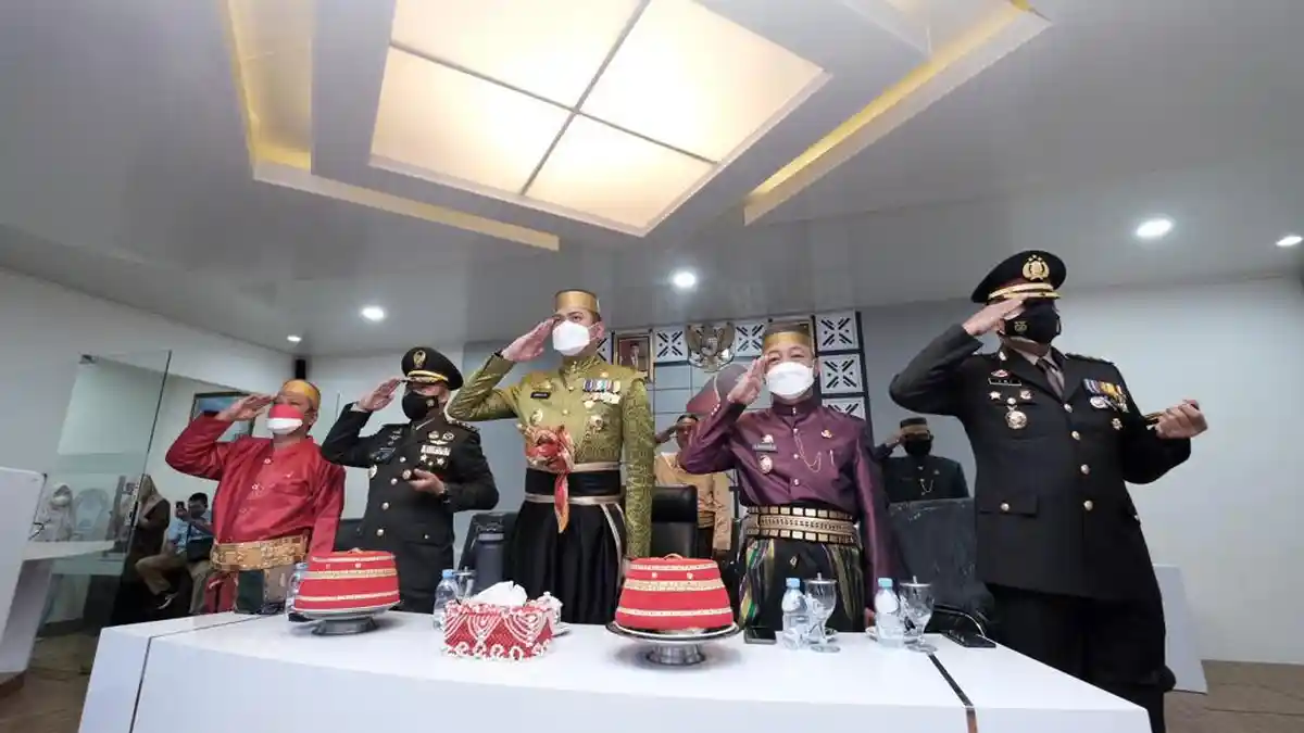 Foto: Bupati Adnan dan Wakilnya Pakai Baju Adat saat Upacara Hari Lahir Pancasila - Adnan-Purichta-Ichsan-Upacara-Hari-Lahir-Pancasila-1.jpg
