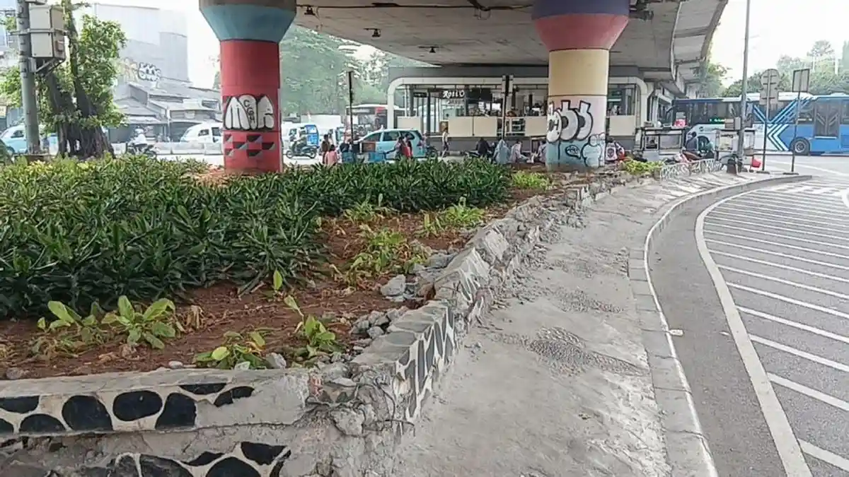 Rayap Besi Gondol Pagar Taman di Kampung Melayu, Hasil Curian Diangkut Pakai Bajaj - Tribunjakarta.com
