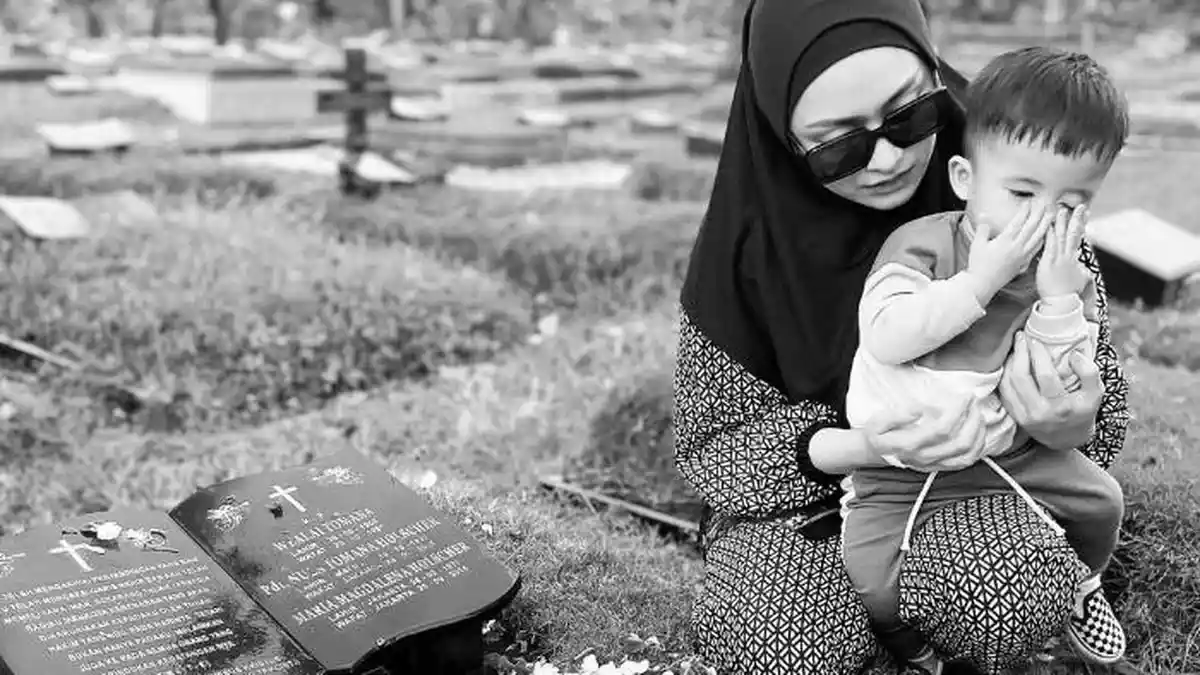 Nathalie Holscher Heran dengan Komentar Warganet saat Ziarah ke Makam Mama