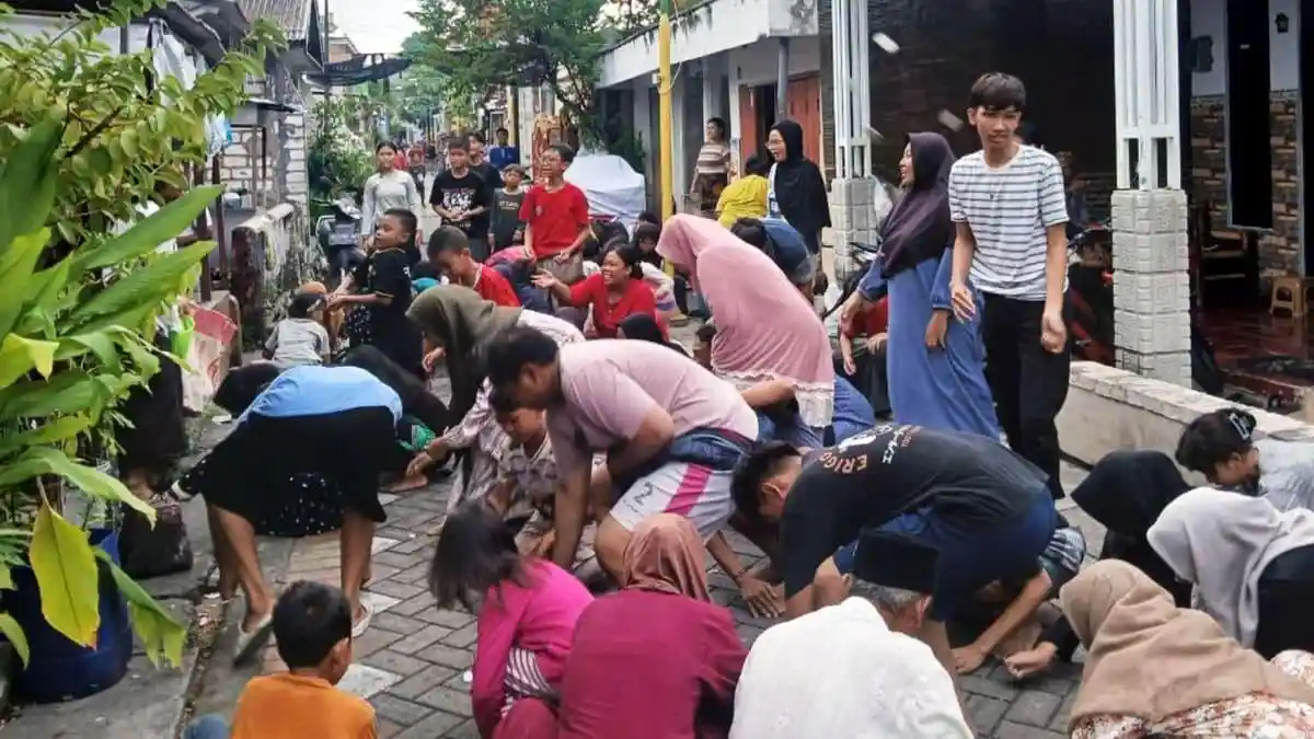 Keseruan Tradisi Udik-udikan Desa Suci Gresik, Berkah Lebaran Ketupat