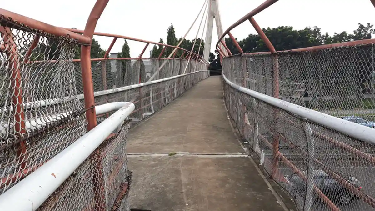 Jembatan Penyeberangan Orang di Depan Kantor BPJS Ceger Dipakai Pemotor Memutar Balik