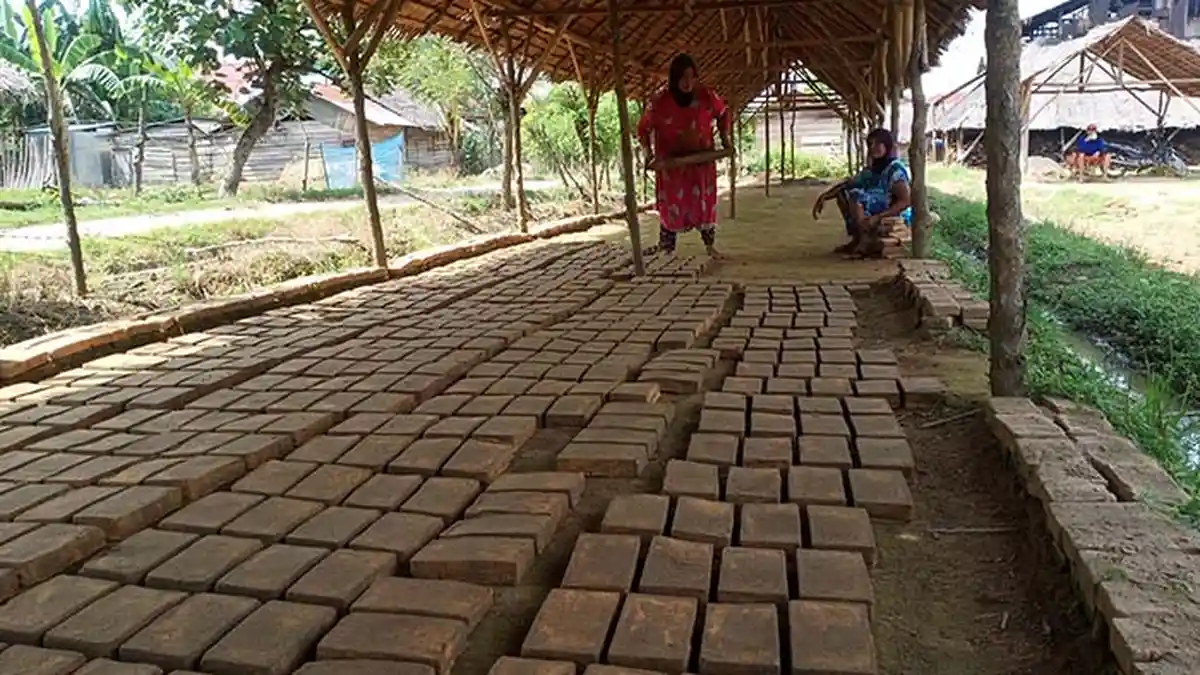 Bertahan Hidup di Masa Pandemi Covid-19, Nenek di Aceh Tamiang Bekerja Sebagai Buruh Batu Bata