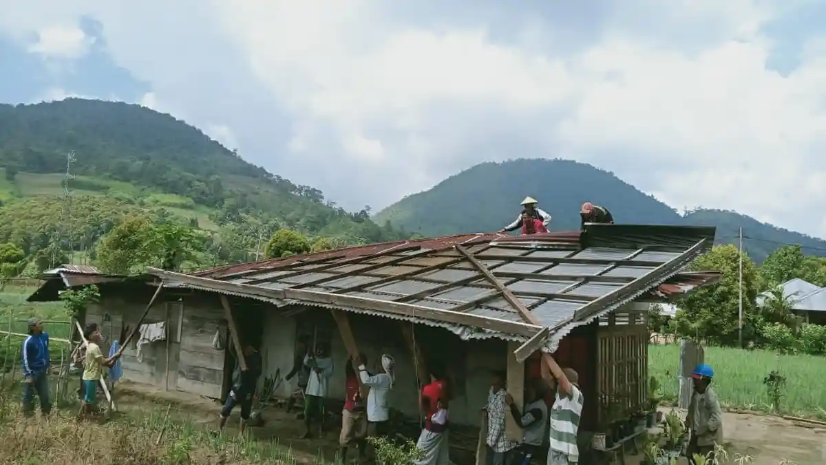 BPBD Bolmong Bantu Perbaiki Rumah Warga Passi Timur Yang Rusak Akibat Puting Beliung