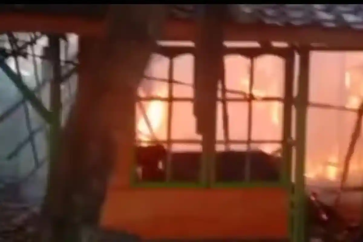 BREAKING NEWS- Rumah di Tomo Sumedang Terbakar, Pria Stroke Tewas Terpanggang