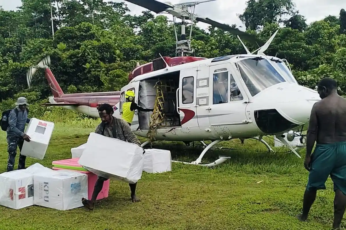 KPU Gunakan Helikopter, Distribusi Logistik Pilkada 2024 Untuk Dogiyai Berjalan Lancar