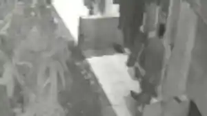 Tangkapan-layar-rekaman-CCTV-memperlihatkan-aksi-tersangka-berinisial-M.jpg
