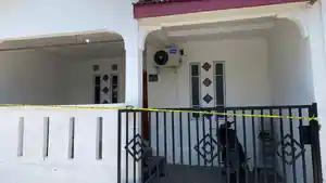 Rumah-di-Blok-A5-nomor-13-dipasangi-garis-polisi-menjadi-saksi-bisu-tragedi-berdarah.jpg