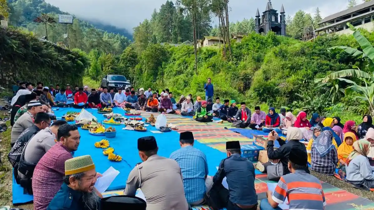 Istighosah di TKP Bus Terjun Jurang Guci : Semoga Tidak Terulang Lagi