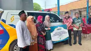 Nur-Azizah-Salurkan-Ambulans.jpg