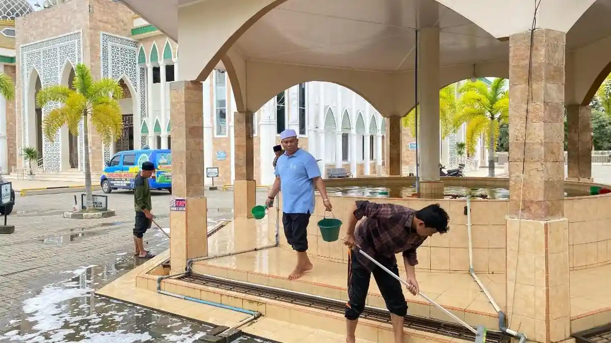 Peringati Milad ke-48, BKPRMI Aceh Timur Ajak Remaja Giat Bersihkan Masjid