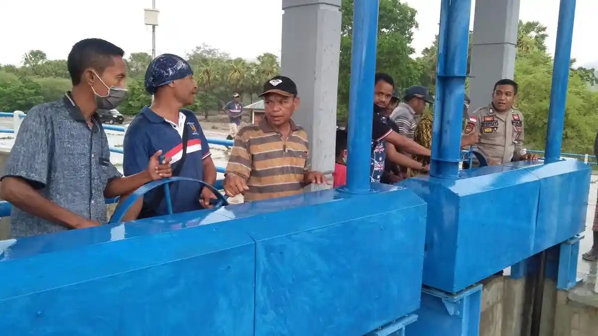 Mulai MT 1, Petani di Dataran Rata Bena Berdoa Bersama di Bendung Linamnutu