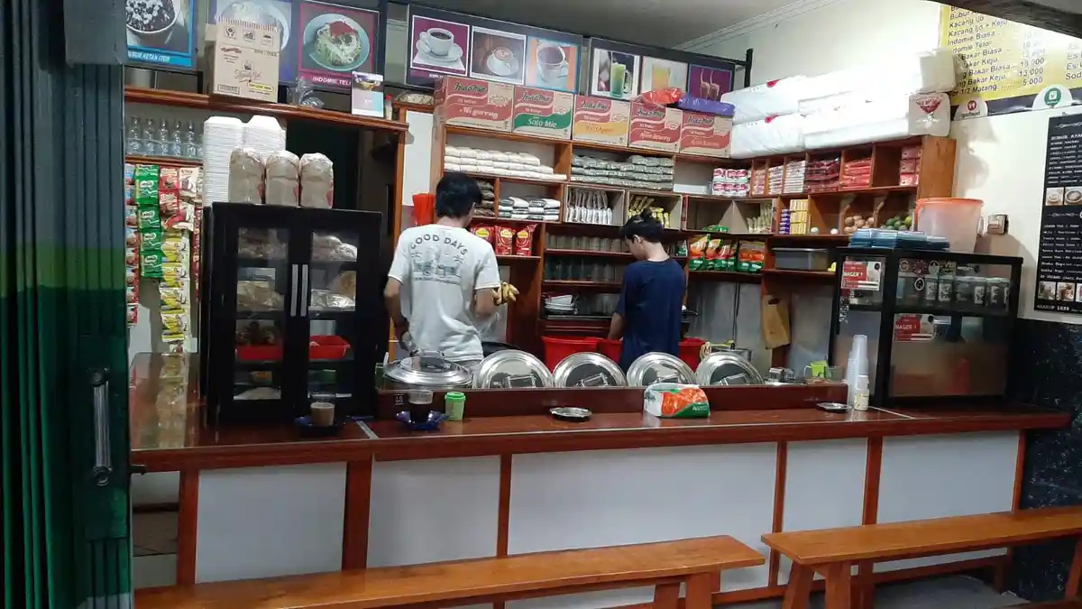 Kawanan Begal Bersenjata Tajam Satroni Warkop, Rampas Handphone