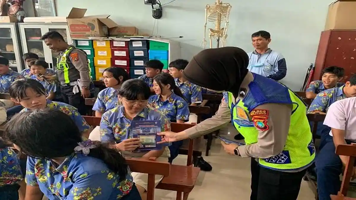 Siswa SMP Regina Pacis Dapat Sosialisasi Keselamatan Berlalu Lintas 