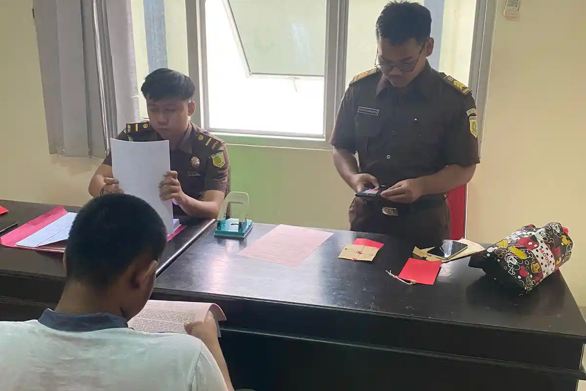 Usai Serahkan Tersangka dan Barbuk, Satnarkoba Polres Sorong Selatan dan Kejari Jebloskan Z ke Lapas