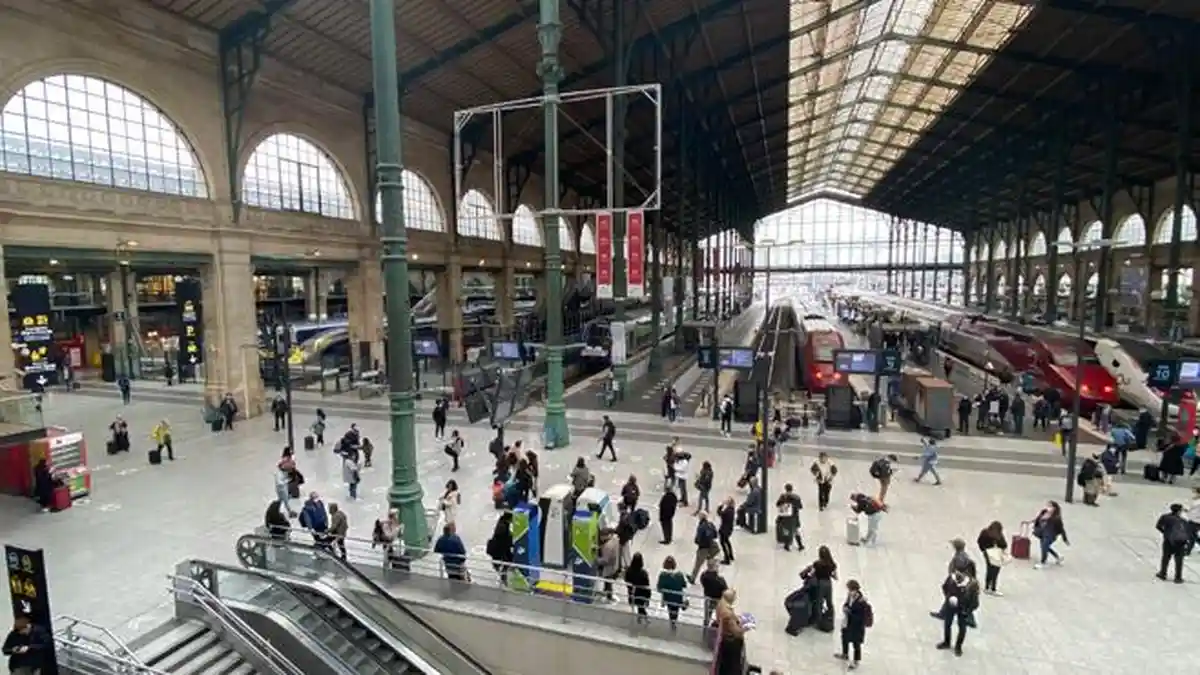 Serangan Pisau di Stasiun Kereta Paris, Enam Orang Terluka