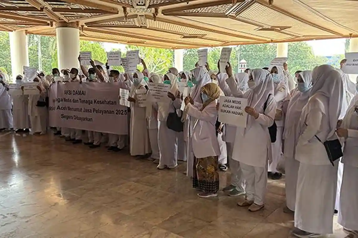 BREAKING NEWS - Seratusan Tenaga Medis RSIA dan RSJ Aceh Demo Kantor Gubernur