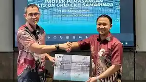 Dua-perwakilan-dari-Infien-Energy-dan-CKB-Logistics-berjabat-tangan.jpg