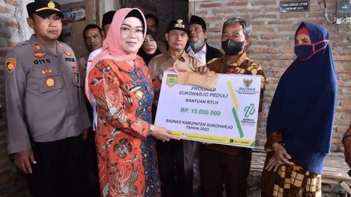 Bupati Sukoharjo Etik Suryani Serahkan Langsung Bantuan Rehab RTLH Dari ...