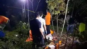 Inafis-Polresta-Tasikmalaya-dan-anggota-Polsek-Pagerageung-mengevakuasi-mayat.jpg