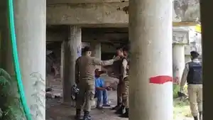 Satpol-PP-WH-Kota-Banda-Aceh-meminta-seorang-pria-tinggalkan-underpass-Beurawe.jpg