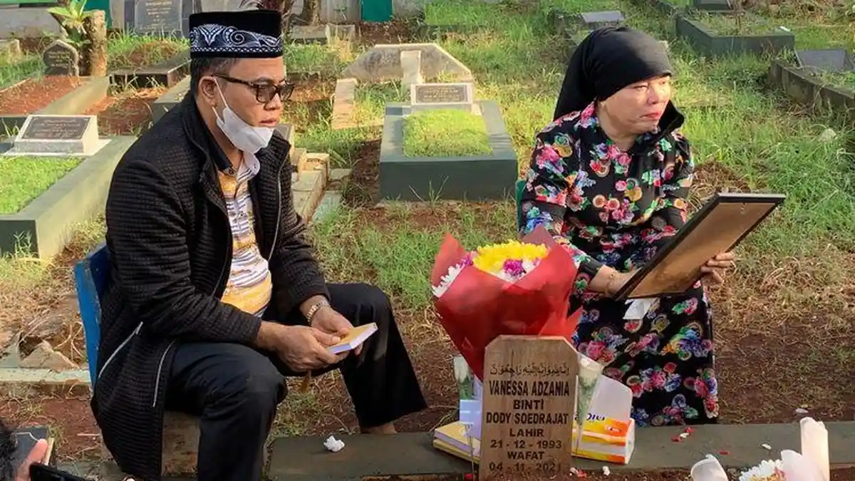 Ziarah ke Makam, Haji Faisal Kenang Kebiasaan Bibi Ardiansyah Jelang Puasa Ramadhan