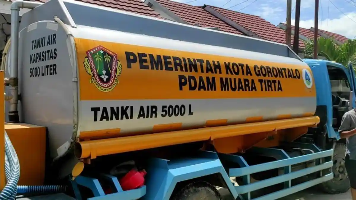 PDAM Kota Gorontalo Salurkan Air Pakai Mobil Tangki Bermuatan 5000 Liter