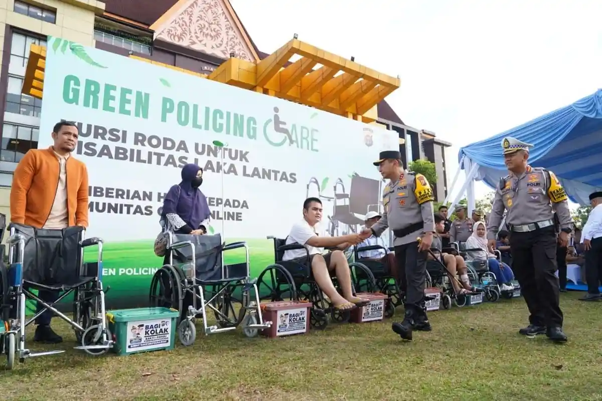 Hari Pertama Operasj Zebra, Polda Riau Beri Bantuan Kursi Roda-Tongkat Untuk Korban Lakalantas