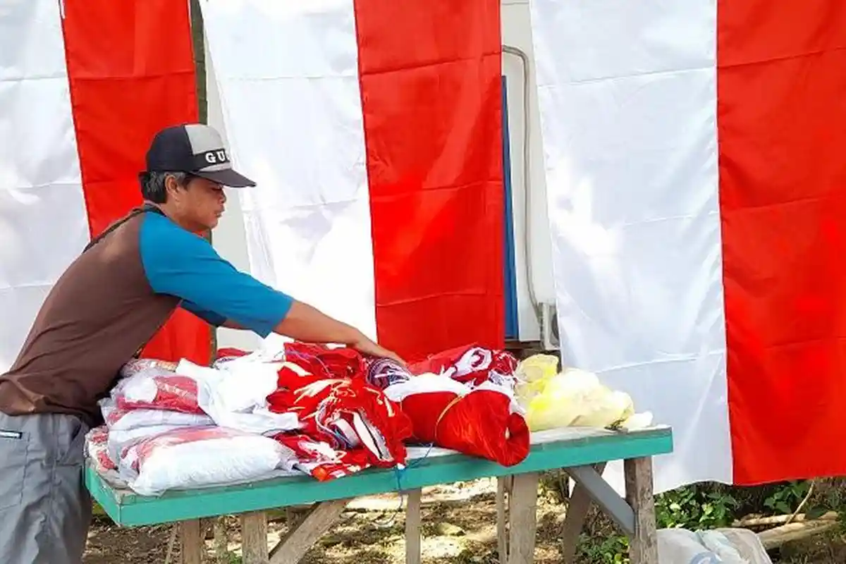 Pedagang Bendera Merah Putih di Mamuju Menjerit Karena Sepi Pembeli, Tidak Seperti Tahun Lalu