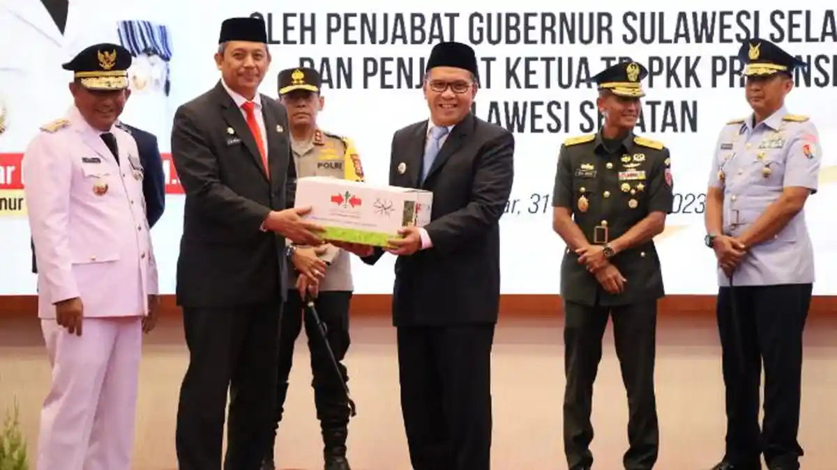 Bahtiar Baharuddin Serahkan Bibit Cabai ke Danny Pomanto, Diminta Tekan Inflasi