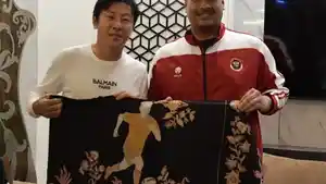Menpora-Dito-Ariotedjo-memberikan-batik-motif-sepakbola-kepada-Shin-Tae-yong.jpg