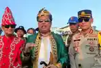 Alasan-Bupati-Konawe-Utara-Ruksamin-Pakai-Baju-Adat-Muna-Saat-Saksikan-Tari-Kolosal-HUT-ke-17-Konut.jpg