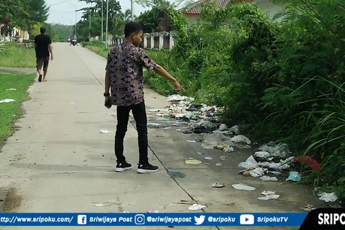 Minimnya Kotak Sampah Sebabkan Sampah Bertebaran Di  Sepanjang Komplek Perumahan Dinas dan Bupati