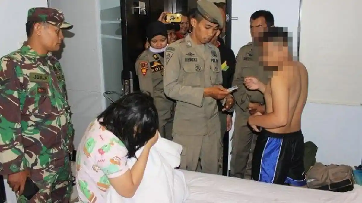 Belasan Pasangan Mesum Terjaring Razia Satpol PP, Ditangkap di Kamar Hotel Tanpa Busana