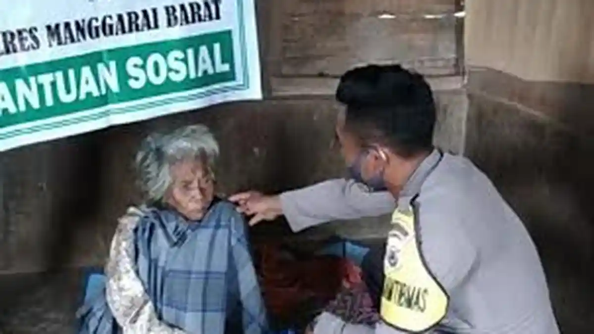 Kapolsek Kuwus Salurkan Bansos Kepada Masyarakat Terdampak Covid-19