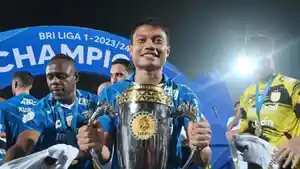 Dedi-Kusnandar-bawa-piala.jpg