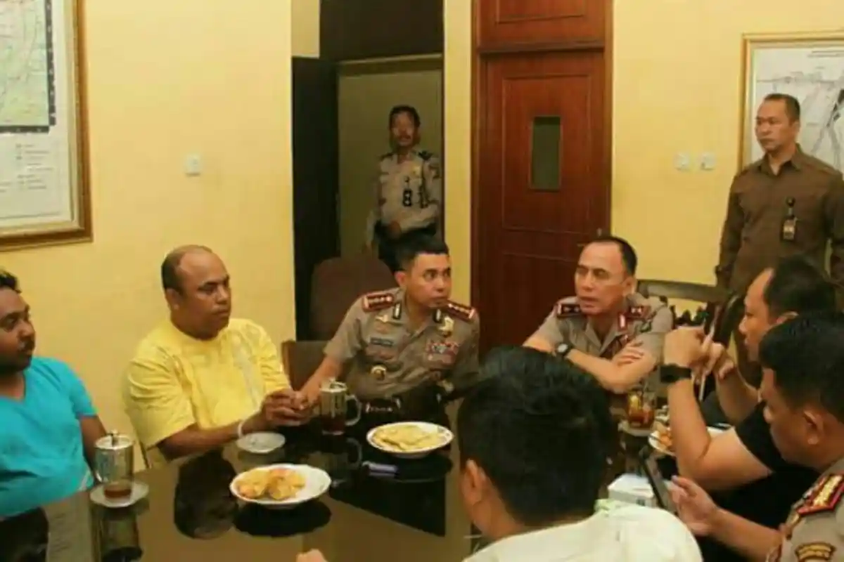 Penjelasan Kapolda Iriawan Soal Ia Duduk Bareng Tersangka Penganiaya Ahli IT