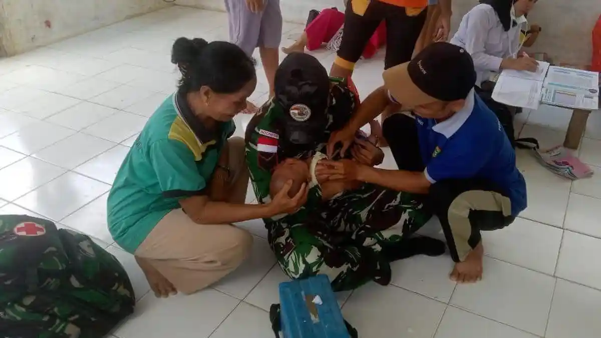 Satgas Yonkav 12/BC Imunisasi Anak-anak di Perbatasan RI-Malaysia