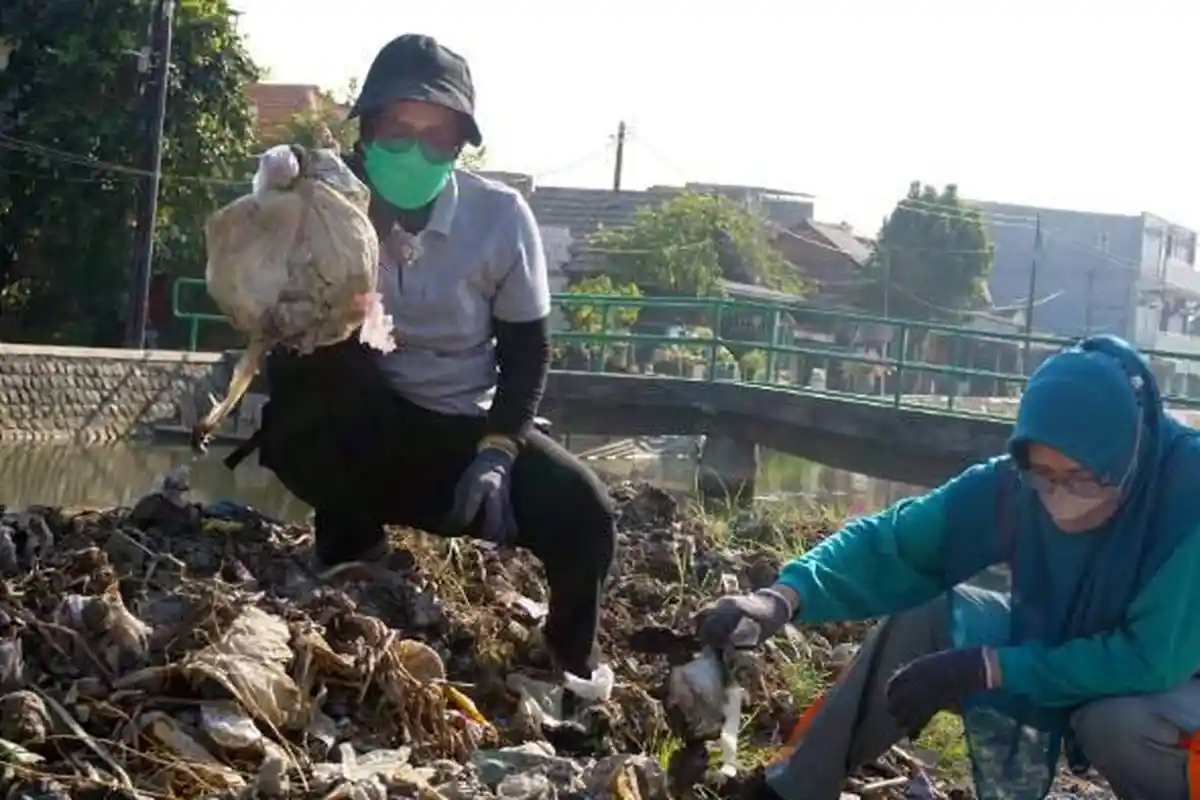 Geber Sidoarjo, Pjs Bupati Muhammad Isa Ansori Ikut Bersih-bersih Kali