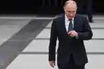 Presiden-Rusia-Vladimir-Putin-berjalan.jpg