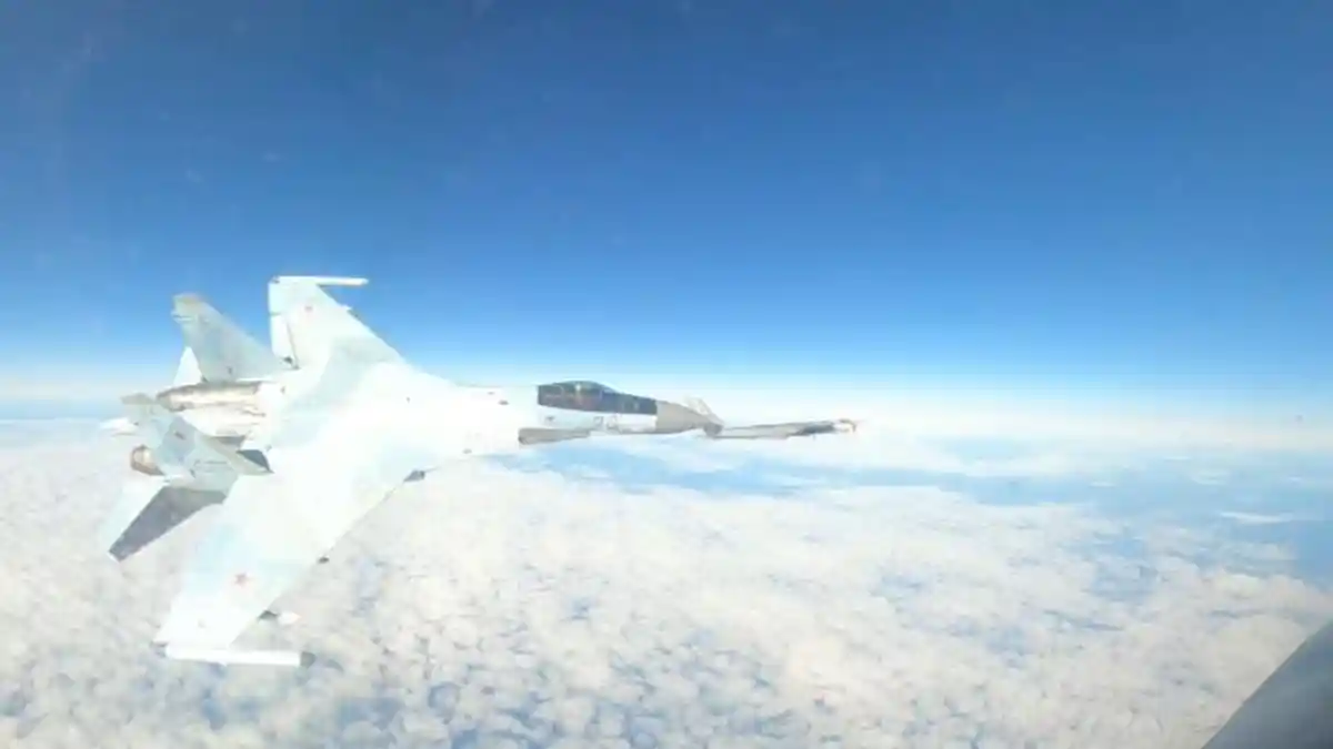 Jet Tempur Rusia Su-35S Terbang Sangat Dekat dengan Tu-95MS dan F-16 AS di Langit Alaska