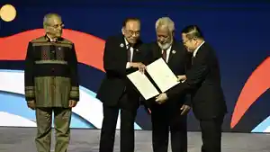 Sekjen-ASEAN-menyampaikan-dokumen-kepada-Perdana-Menteri-Timor-Leste.jpg