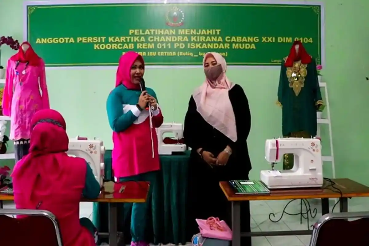 Persit KCK XXI Kodim 0104 Latih Anggotanya Menjahit