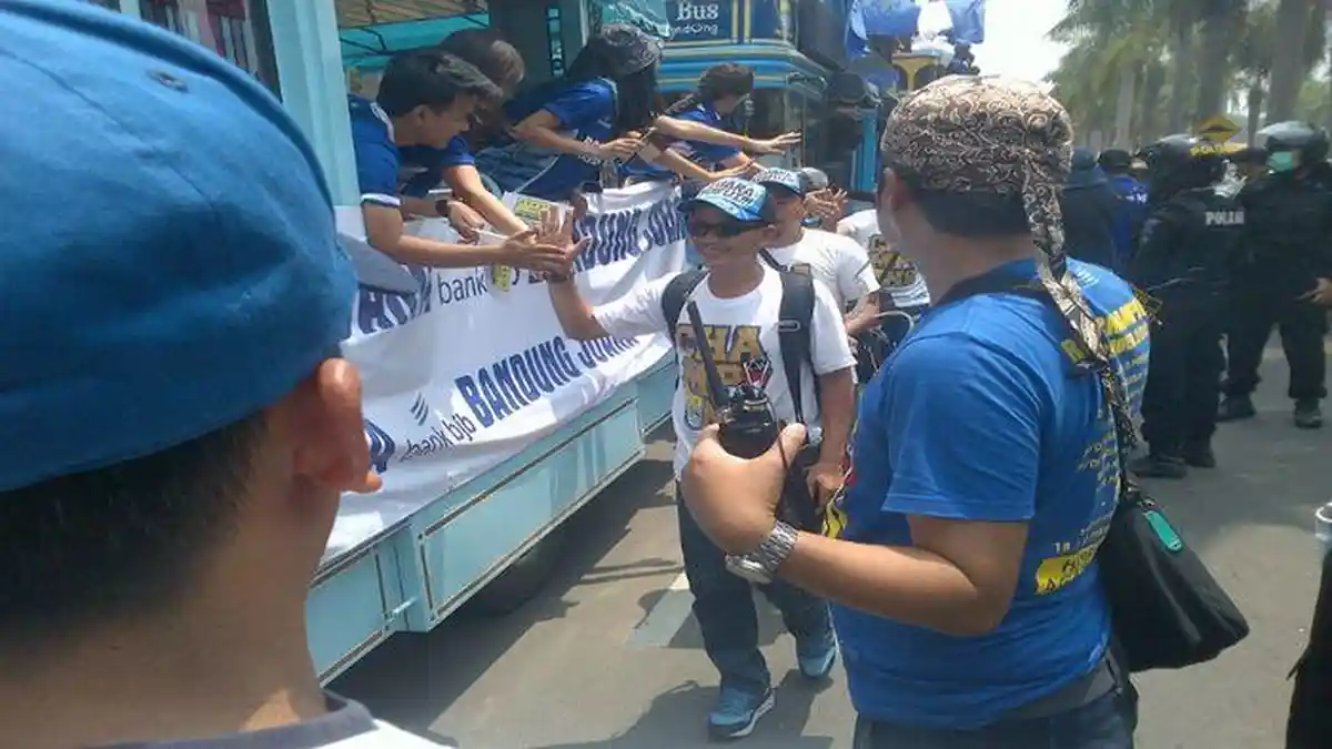 Bobotoh Persib Birukan Alun-alun Kota Bandung